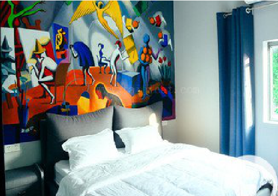 施甸对于酒店的墙体彩绘而言更注重哪些方面？